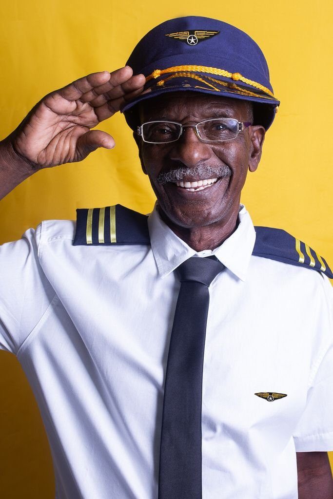 Idoso caracterizado como piloto
