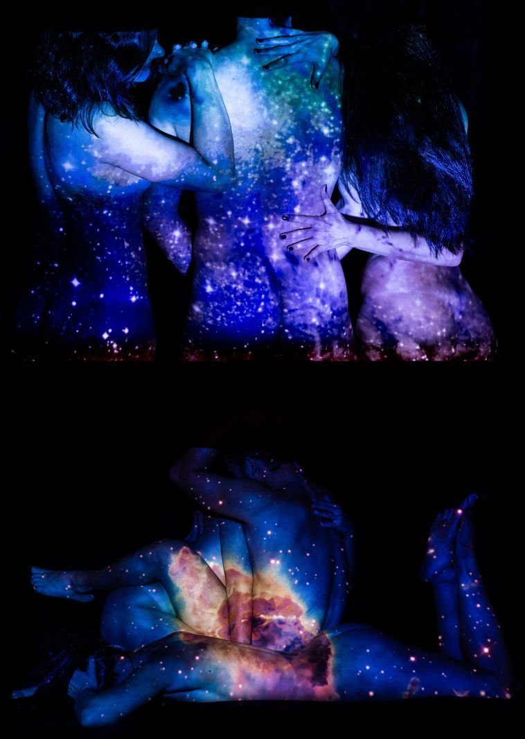 Corpo coberto por projeção de imagens